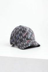 Czapka z daszkiem damska KARL LAGERFELD. Czapki z daszkiem KARL LAGERFELD, bez wzorów. W wyprzedaży za 326.97 zł.