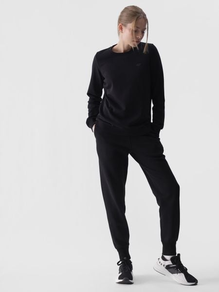 4F Spodnie dresowe joggery damskie - czarne S. Czarne spodnie dresowe 4f, bez wzorów, z bawełny. W wyprzedaży za 99.99 zł.