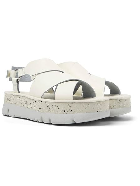 Camper Skórzane sandały w kolorze białym na obcasie rozmiar: 40. Białe sandały Camper, bez wzorów, ze skóry, z otwartym noskiem, bez obcasa, na koturnie, bez zapięcia. Za 197.63 zł.