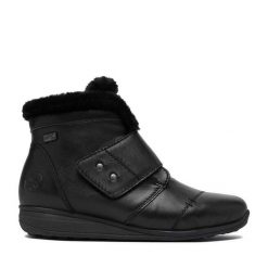Botki Rieker. Czarne botki Rieker, bez wzorów, bez obcasa, na płaskiej podeszwie, bez zapięcia. Za 439.99 zł.