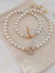 Atelier MIU Pozłacany naszyjnik z elementem ozdobnym - dł. 42 cm rozmiar: onesize. Białe naszyjniki atelier MIU, z materiału, z cyrkonią, pozłacane. Za 69.91 zł.