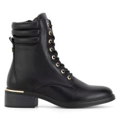 Trzewiki Jenny Fairy. Czarne botki Jenny Fairy, bez wzorów, bez obcasa, na płaskiej podeszwie, bez zapięcia. Za 119.99 zł.