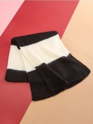 Szalik - czarny. Czarne szaliki i kominy Sinsay, bez wzorów, z materiału. Za 39.99 zł.