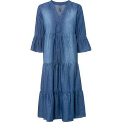 Sukienka dżinsowa z falban. Niebieskie sukienki bonprix, bez wzorów, bez kołnierzyka, bez ramiączek. Za 149.99 zł.