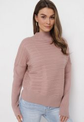 Ciemnoróżowy Sweter z Wełną o Asymetrycznym Fasonie z Tłoczeniem Sarositte. Czerwone swetry Born2be, bez wzorów, z wełny, bez ramiączek. W wyprzedaży za 144.49 zł.