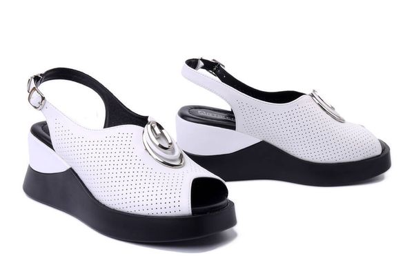 ARTIKER RELAKS 54C1352 biały, sandały damskie. Białe sandały Artiker Relaks, bez wzorów, z gumy, bez obcasa, na koturnie, bez zapięcia. Za 229.90 zł.