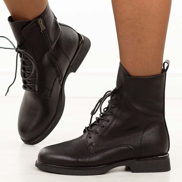 Czarne skórzane botki damskie Filippo Dbt7222/25. Czarne botki Filippo, bez wzorów, z dzianiny, eleganckie, z okrągłym noskiem, bez obcasa, na płaskiej podeszwie, bez zapięcia. Za 359.00 zł.