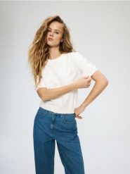 Sweter z aplikacjami - kremowy. Białe swetry Reserved, l, z aplikacjami, z dzianiny, bez ramiączek. Za 109.99 zł.