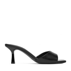 Klapki JENNY. Czarne klapki Jenny, bez wzorów, bez obcasa, bez zapięcia. Za 119.99 zł.