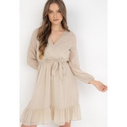 Beżowa Sukienka Pronestra. Brązowe sukienki Born2be, l, bez wzorów, z materiału, eleganckie, bez kołnierzyka, bez ramiączek, mini, kopertowe. W wyprzedaży za 76.49 zł.