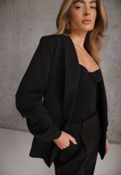 Czarna Elegancka Marynarka bez Zapięcia z Marszczonymi Rękawami Albuca. Czarne marynarki i żakiety Renee, l, bez wzorów, biznesowe, bez ramiączek. Za 179.99 zł.