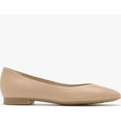 Baleriny z ozdobnym wycięciem na cholewce AUDREY. Brązowe baleriny Ryłko, bez wzorów, ze skóry, bez obcasa, na płaskiej podeszwie, bez zapięcia. Za 249.99 zł.