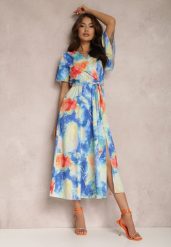 Niebieska Sukienka Rhodassa. Niebieskie sukienki Renee, m, bez wzorów, z materiału, eleganckie, bez kołnierzyka, bez ramiączek, midi, kopertowe. W wyprzedaży za 103.99 zł.