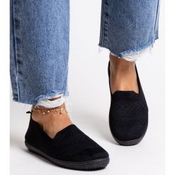 Czarne wsuwane materiałowe tenisówki Shadhi. Czarne trampki w ażurowe wzory, z gumy, eleganckie, bez zapięcia. Za 85.50 zł.