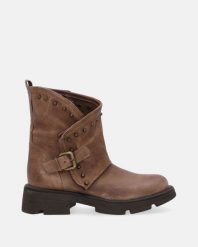 BRĄZOWE BOTKI ZE ZŁOTYMI NITAMI 2300B RAG MOUSE. Brązowe botki Venezia, bez wzorów, ze skóry, bez obcasa, bez zapięcia. Za 489.00 zł.