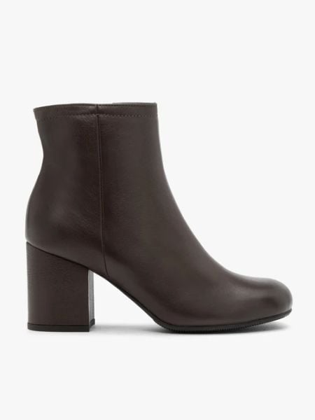 Czekoladowe botki na słupku. Brązowe botki Brawo sp. z o.o., bez wzorów, ze skóry, eleganckie, za kostkę, bez obcasa, na obcasie, bez zapięcia. Za 499.99 zł.