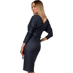 Ołówkowa sukienka dzianinowa kopertowa góra i modny nadruk. Sukienki Sukienki.shop, m, bez wzorów, z dzianiny, eleganckie, bez kołnierzyka, bez ramiączek, midi, dopasowane. Za 339.00 zł.