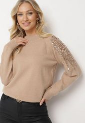 Ciemnobeżowy Sweter z Cyrkoniami Perłami i Cekinami Nevalitha. Brązowe swetry Born2be, na zimę, bez wzorów, bez ramiączek. W wyprzedaży za 118.99 zł.