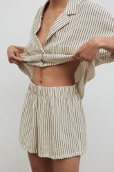 Szorty z wiskozy w paski w kolorze LIGHT BEIGE - SHELLY-S. Brązowe szorty Marsala, bez wzorów, z gumy. W wyprzedaży za 75.96 zł.