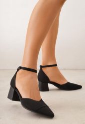 Czarne Strukturalne Czółenka VICES na Słupku z Paskiem wokół Kostki Kallimei. Czarne czółenka Born2be, bez wzorów, z jeansu, eleganckie, bez obcasa, na słupku, bez zapięcia. Za 119.99 zł.