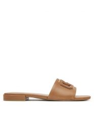 Guess Klapki FLJTAR LEA19 Brązowy. Brązowe klapki Guess, z aplikacjami, ze skóry, bez obcasa, bez zapięcia. Za 549.99 zł.