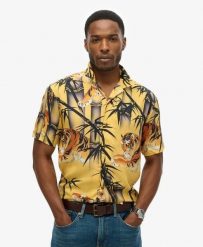 Superdry Koszula Hawaiian Resort z modalu – autentyczne nadruki kimono. Żółte koszule Superdry, m, bez wzorów, z materiału, klasyczne, bez kołnierzyka, bez ramiączek. Za 292.90 zł.
