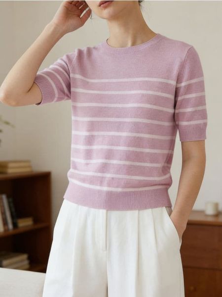 Sweter z krótkim rękawem w paski - różowy. Czerwone swetry Sinsay, l, bez wzorów, bez ramiączek. W wyprzedaży za 19.99 zł.