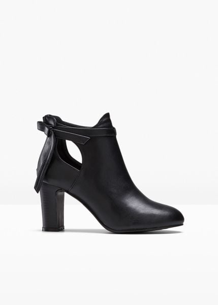 Krótkie botki z wycięciami. Czarne botki bonprix, bez wzorów, bez obcasa, bez zapięcia. Za 147.99 zł.