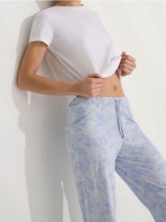 Bawełniana piżama dwuczęściowa z motywem kwiatowym - biały. Białe piżamy Sinsay, l, bez wzorów, z bawełny, bez kołnierzyka, bez ramiączek. Za 29.99 zł.