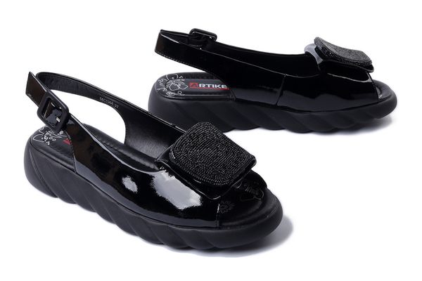 ARTIKER RELAKS 56C1564 czarny, sandały damskie. Czarne sandały Artiker Relaks, bez wzorów, eleganckie, bez obcasa, na płaskiej podeszwie, bez zapięcia. Za 143.94 zł.