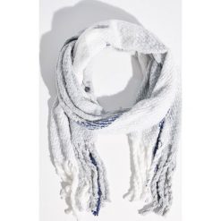 Szal z frędzlami - Jasny szar. Szare szaliki i kominy Sinsay. Za 39.99 zł.
