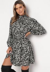 Czarna Rozkloszowana Sukienka Mini z Gumką w Pasie Veluna. Czarne sukienki Born2be, l, bez wzorów, bez kołnierzyka, bez ramiączek, mini, rozkloszowane. W wyprzedaży za 127.49 zł.