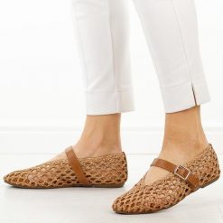 Brązowe przewiewne baleriny damskie T.Sokolski 137. Brązowe baleriny Sokolski, w ażurowe wzory, z jeansu, casualowe, z okrągłym noskiem, bez obcasa, na płaskiej podeszwie, bez zapięcia. W wyprzedaży za 157.52 zł.