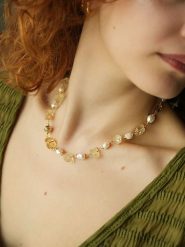 Pierres de Jade Pozłacany naszyjnik z elementami ozdobnymi - dł. 45 cm rozmiar: onesize. Białe naszyjniki Pierres de Jade, z materiału, z cytrynem, pozłacane. Za 113.99 zł.