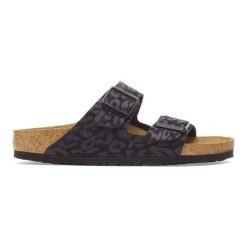 Klapki damskie BIRKENSTOCK Arizona SYN Leo Black. Czarne klapki Birkenstock, bez wzorów, ze skóry, klasyczne, bez obcasa, bez zapięcia. Za 399.99 zł.