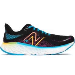 Buty damskie New Balance Fresh Foam 1080 v12 TCS London Marathon® W1080N12 – czarne. Czarne buty do biegania New Balance, bez wzorów, z gumy, bez zapięcia, do biegania. W wyprzedaży za 649.99 zł.