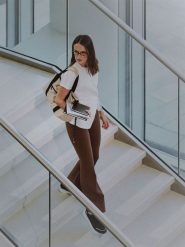 4F Legginsy w prążki z rozszerzanymi nogawkami damskie - brązowe S. Brązowe legginsy 4f, bez wzorów, z dzianiny, długie. Za 149.99 zł.
