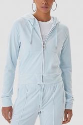 JUICY COUTURE Błękitna bluza damska Madison Outline, Rozmiar XS. Niebieskie bluzy Juicy Couture, s, bez wzorów, z materiału, bez ramiączek, z kapturem. W wyprzedaży za 217.99 zł.