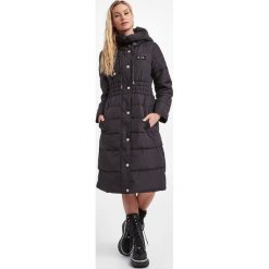 Płaszcz pikowany ARMANI EXCHANGE. Czarne płaszcze Armani Exchange, xl, z aplikacjami, z kapturem. W wyprzedaży za 875.40 zł.