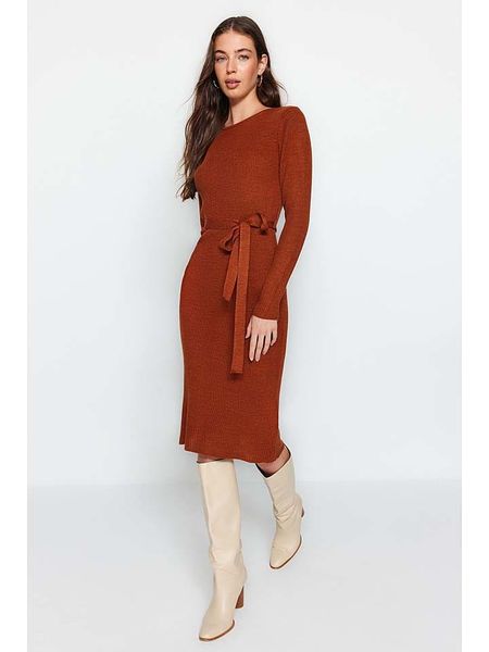 Trendyol Sukienka dzianinowa w kolorze jasnobrązowym rozmiar: L. Brązowe sukienki Trendyol, l, bez wzorów, z dzianiny, bez kołnierzyka, bez ramiączek, maxi. Za 91.56 zł.