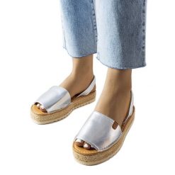 Srebrne espadryle na platformie Sadbera srebrny. Szare espadryle bez wzorów, klasyczne, bez obcasa, na platformie. Za 89.18 zł.