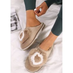 Beżowe Kapcie Pyrhede. Brązowe kapcie Renee, z aplikacjami, z weluru. W wyprzedaży za 23.99 zł.