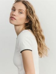 Bluzka z kontrastową lamówką - złamana biel. Bluzki Reserved, l, bez wzorów, z bawełny, bez kołnierzyka, bez ramiączek. Za 69.99 zł.