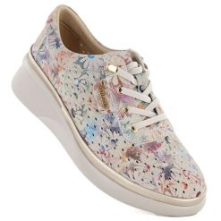 Skórzane półbuty damskie ażurowe na koturnie beżowe Vinceza 79603. Brązowe półbuty wsuwane VINCEZA, w ażurowe wzory, ze skóry, bez obcasa, na koturnie. Za 179.99 zł.