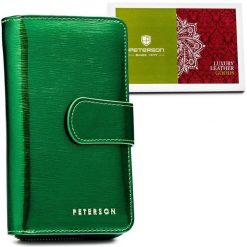 Portfel damski Peterson PTN 76116-SH zielony. Zielone portfele Peterson, bez wzorów, z lakierowanej skóry. Za 66.49 zł.