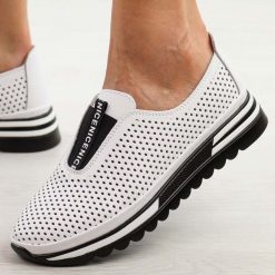 Białe skórzane półbuty damskie S.Barski 672. Białe półbuty wsuwane S.BARSKI, na lato, w ażurowe wzory, z gumy, casualowe, z okrągłym noskiem, bez obcasa. Za 219.00 zł.