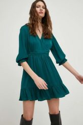 Answear Lab sukienka kolor zielony mini rozkloszowana. Zielone sukienki Answear Lab, l, bez wzorów, z satyny, bez kołnierzyka, bez ramiączek, mini, rozkloszowane. W wyprzedaży za 164.99 zł.