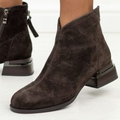 Brązowe skórzane botki damskie na obcasie Vinceza 91182. Brązowe botki VINCEZA, bez wzorów, z dzianiny, eleganckie, z okrągłym noskiem, bez obcasa, na obcasie, bez zapięcia. Za 339.00 zł.