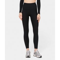 Legginsy Carpatree prążkowane z kieszenią Onyx Flow czarne. Czarne legginsy Carpatree, bez wzorów, prążkowane, sportowe. W wyprzedaży za 149.99 zł.