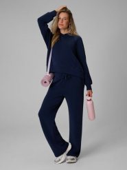4F Spodnie dresowe z szerokimi nogawkami damskie - granatowe XXL. Niebieskie spodnie dresowe 4f, bez wzorów, z dresówki, krótkie. Za 179.99 zł.